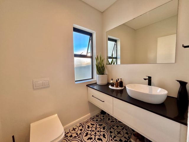 To Let 4 Bedroom Property for Rent in Sandown Western Cape